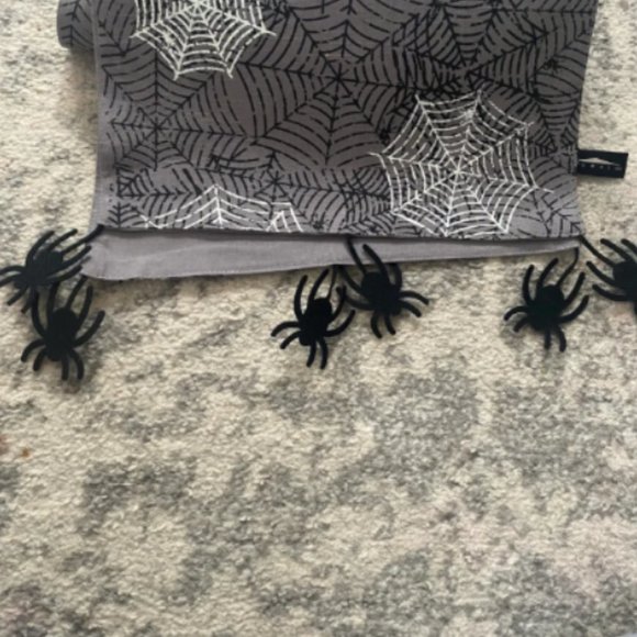 Halloween glow in the dark table runner with spiders - Picture 3 of 5